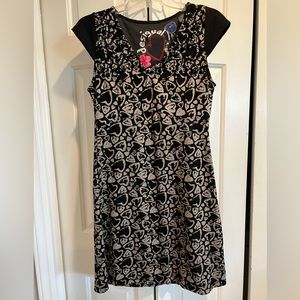DESIGUAL Knit ❤️ Dress -Soft w Short Sleeves , V-Neck, Gray & Black with Hearts